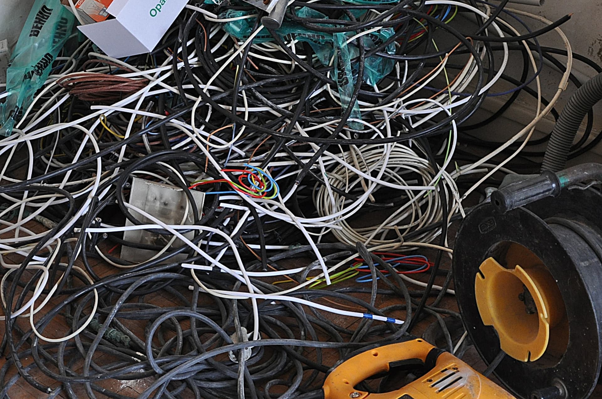 Electronice si cabluri la gramada